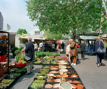 838894 Afbeelding van een planten- en plantenpottenkraam op de warenmarkt op het Vredenburg te Utrecht.